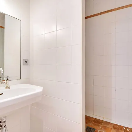 Modern And Attractive Trocadero Apartment